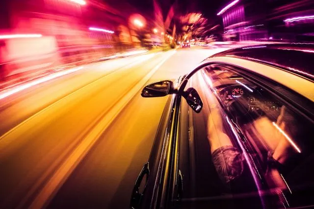 Αυτοκίνητο σε τρελή πορεία