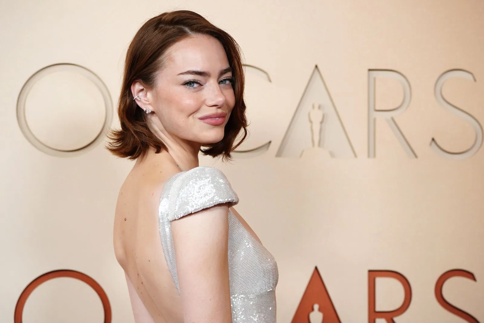 Όσκαρ 2026: Εντυπωσιακές παρουσίες στο κόκκινο χαλί - Λεπτό προς λεπτό η τελετή απονομής