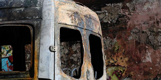 Καμένο όχημα μετά από εμπρηστική επίθεση (φωτογραφία αρχείου)