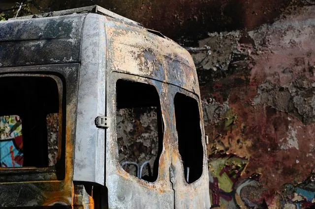 Καμένο όχημα μετά από εμπρηστική επίθεση (φωτογραφία αρχείου)