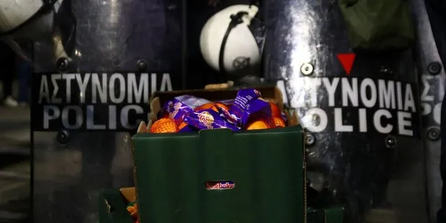 Agrotica: Ένταση μεταξύ αστυνομικών και αγροτών – “Κέρασαν” πορτοκάλια τα ΜΑΤ