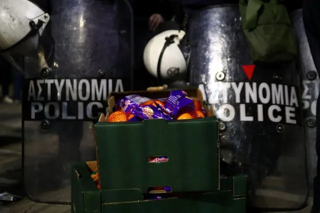 Agrotica: Ένταση μεταξύ αστυνομικών και αγροτών – “Κέρασαν” πορτοκάλια τα ΜΑΤ