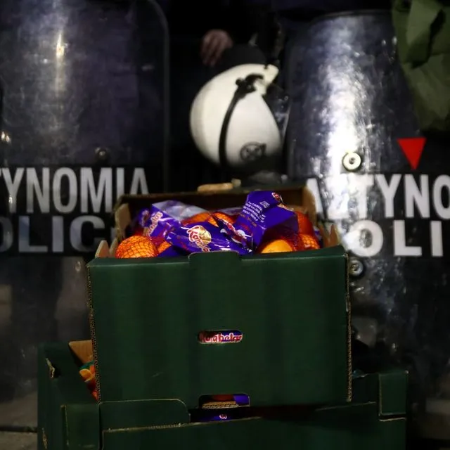 Agrotica: Ένταση μεταξύ αστυνομικών και αγροτών – “Κέρασαν” πορτοκάλια τα ΜΑΤ