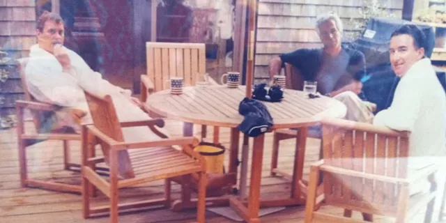 Στην δημοσιότητα για πρώτη φορά φωτογραφία με τους Έπσταϊν, Άντριου και Μάντελσον μαζί