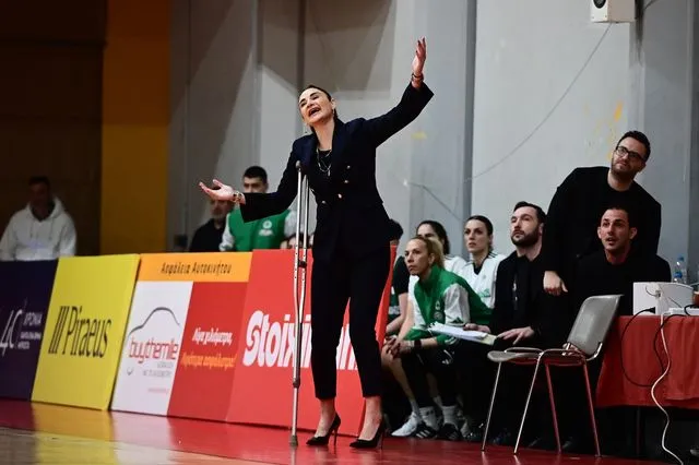 Ολυμπιακός – Παναθηναϊκός: Η Ερντέμ δέχθηκε τεχνική ποινή επειδή διαμαρτυρήθηκε πετώντας την πατερίτσα στο παρκέ
