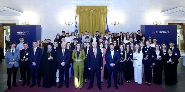 Μπροστά για την Παιδεία : Η Eurobank βράβευσε τους «Πρώτους των Πρώτων» παρουσία του Προέδρου της Δημοκρατίας