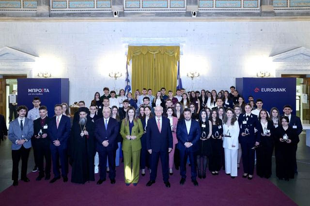 Μπροστά για την Παιδεία : Η Eurobank βράβευσε τους «Πρώτους των Πρώτων» παρουσία του Προέδρου της Δημοκρατίας