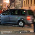 Τροχαίο στα Εξάρχεια: ΙΧ παραλίγο να πέσει σε καφετέρια – Ένας τραυματίας