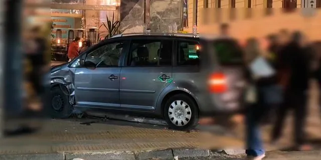 Τροχαίο στα Εξάρχεια: ΙΧ παραλίγο να πέσει σε καφετέρια – Ένας τραυματίας