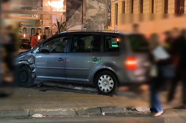 Τροχαίο στα Εξάρχεια: ΙΧ παραλίγο να πέσει σε καφετέρια – Ένας τραυματίας