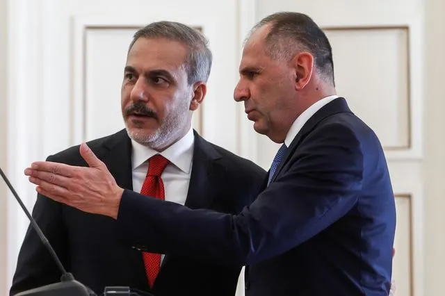 Μπρα ντε φερ Ελλάδας – Τουρκίας στη σκιά του πολέμου στο Ιράν