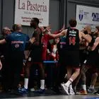 Ολυμπιακός – Πανιώνιος: Φραστικό επεισόδιο του Φουρνιέ με φίλαθλο που καθόταν στις court seats – Αποβολή για τον Γάλλο