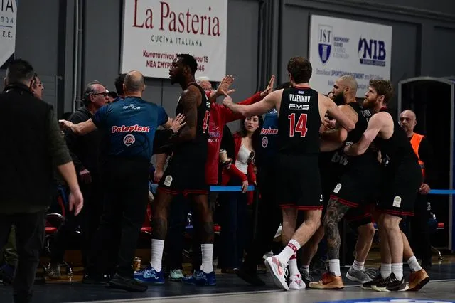 Ολυμπιακός – Πανιώνιος: Φραστικό επεισόδιο του Φουρνιέ με φίλαθλο που καθόταν στις court seats – Αποβολή για τον Γάλλο