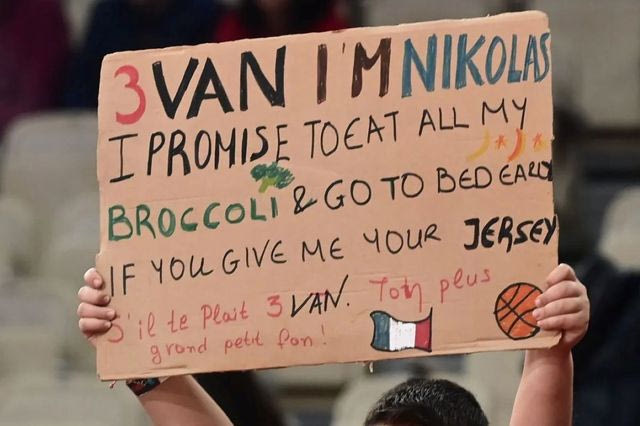 Ολυμπιακός – ΠΑΟΚ: Το πανό μικρού φίλου για τον Εβάν Φουρνιέ που έκλεψε την παράσταση