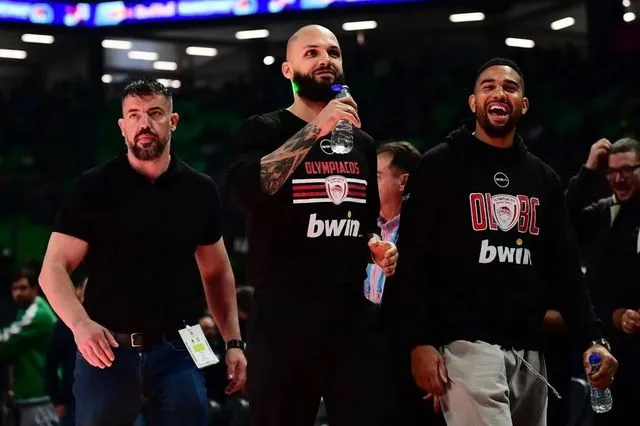 Παναθηναϊκός AKTOR – Ολυμπιακός: Η είσοδος του Φουρνιέ στο T-Center και η αντίδρασή του στις αποδοκιμασίες