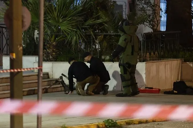 Σε αλσύλλιο στην περιοχή της Ακρόπολης ισχυρίστηκε ο Σουδανός ότι βρήκε τις χειροβομβίδες