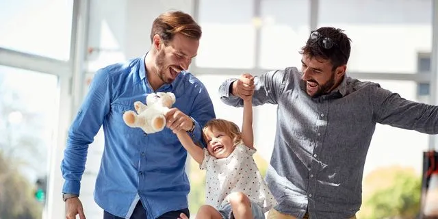 Ομόφυλο ζευγάρι με παιδί