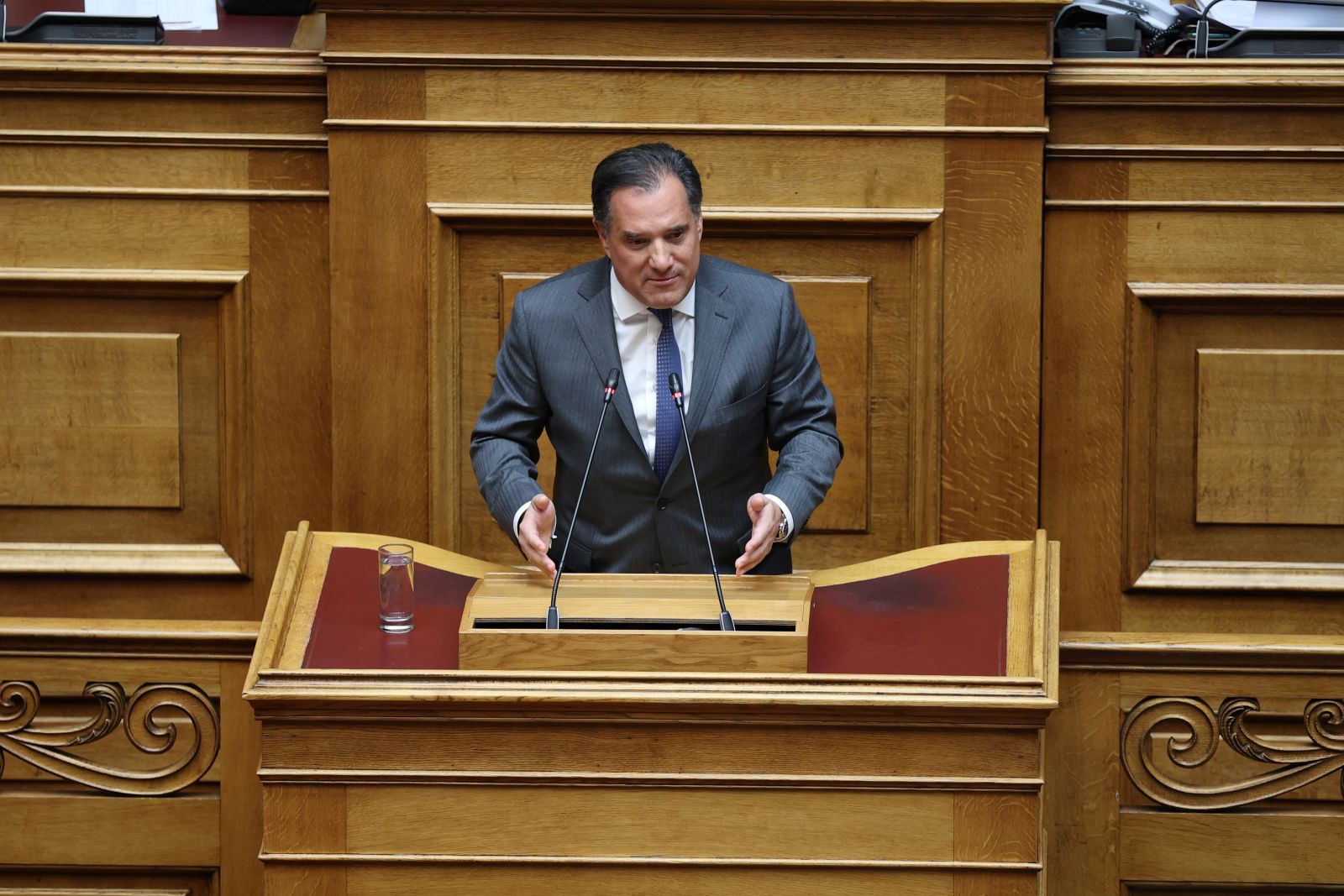 Ο Γεωργιάδης λέει ότι όλη η Ελλάδα ασχολείται με τα Meta γυαλιά του και απαντά αν βιντεοσκοπούν