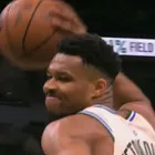 Εκνευρισμένος ο Γιάννης Αντετοκούνμπο πέταξε την μπάλα και πήρε τεχνική ποινή