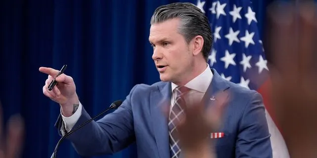 Χέγκσεθ: Όλος ο κόσμος θα έπρεπε να λέει “ευχαριστώ” στον Τραμπ για τον πόλεμο στο Ιράν