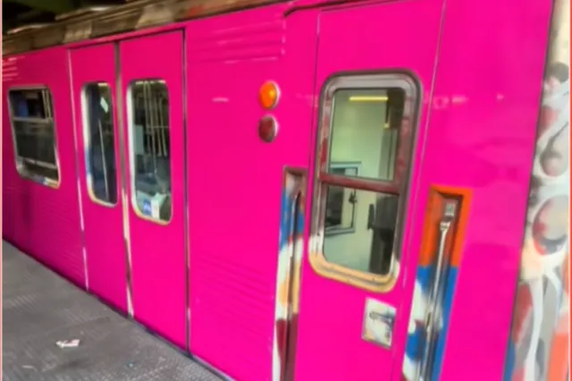 Γιατί “βάφτηκαν” ροζ και πράσινοι οι συρμοί του Ηλεκτρικού