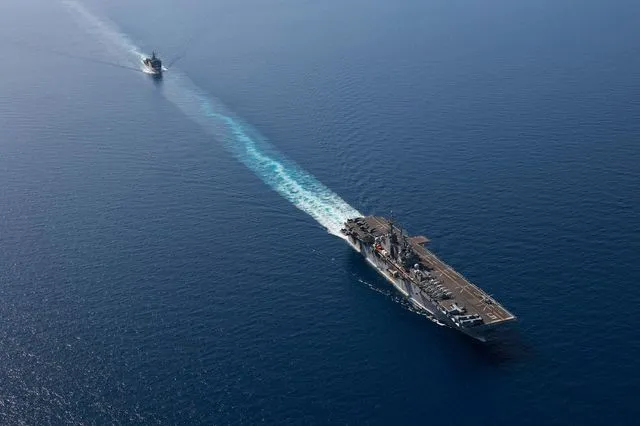 Πλοίο διέρχεται από τα Στενά του Ορμούζ