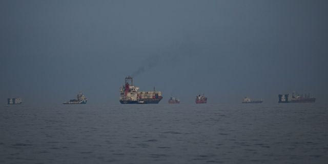 Δεξαμενόπλοια και εμπορικά πλοία στα Στενά του Ορμούζ