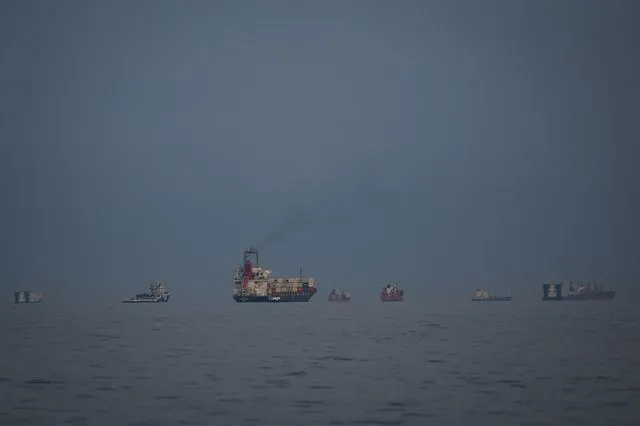 Δεξαμενόπλοια και εμπορικά πλοία στα Στενά του Ορμούζ