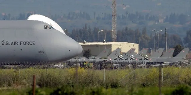 Aεροσκάφος της Πολεμικής Αεροπορίας των ΗΠΑ στην αεροπορική βάση της Σικελίας