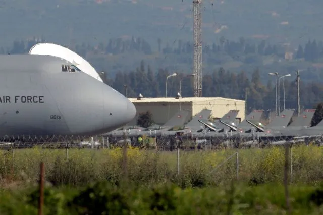 Aεροσκάφος της Πολεμικής Αεροπορίας των ΗΠΑ στην αεροπορική βάση της Σικελίας