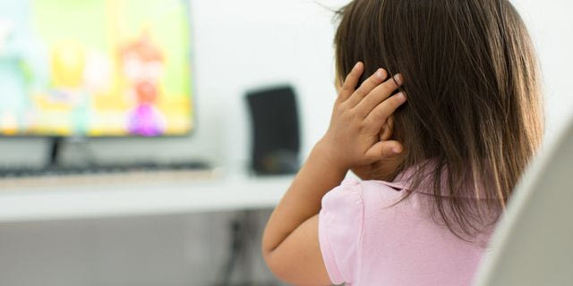 Παιδί παρακολουθεί δυσάρεστο θέαμα στην τηλεόραση