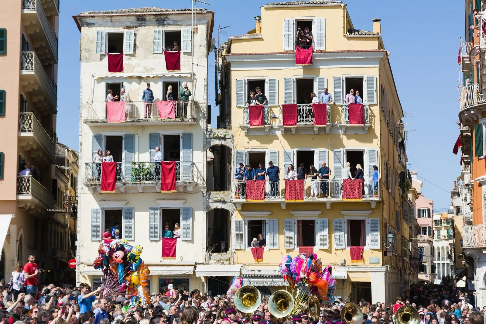 Με το σήμα της πρώτης Ανάστασης στις 11 το πρωί, οι κάτοικοι της Κέρκυρας πετούν τεράστια κανάτια γεμάτα νερό – τους μπότηδες – από τα μπαλκόνια τους