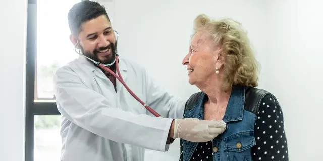 Καρδιολόγος εξετάζει ασθενή