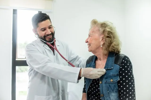 Καρδιολόγος εξετάζει ασθενή