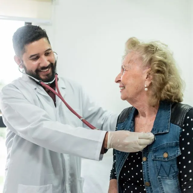 Καρδιολόγος εξετάζει ασθενή