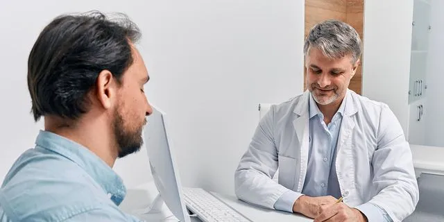 Άνδρας επισκέπτεται τον ουρολόγο του