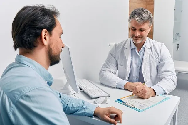 Άνδρας επισκέπτεται τον ουρολόγο του