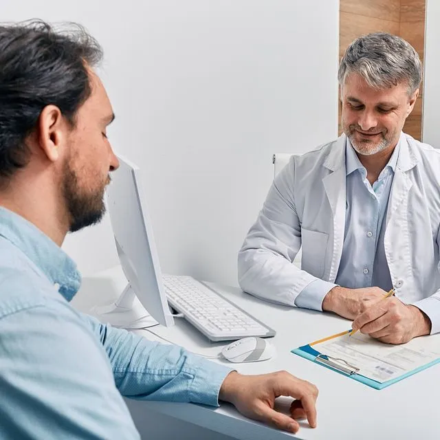 Άνδρας επισκέπτεται τον ουρολόγο του