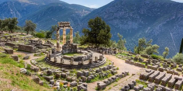 Άποψη του Θόλου στο ιερό της Αθηνάς Προναίας στους Δελφούς