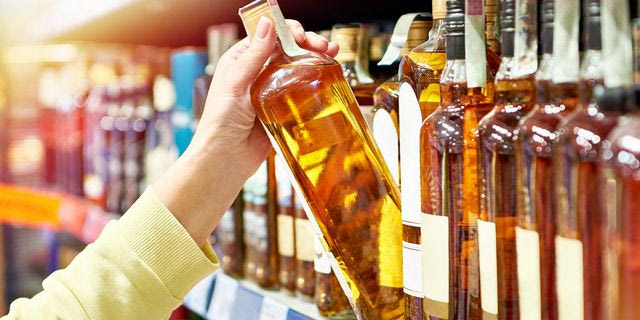 Πολωνία: Ο δήμος της Βαρσοβίας απαγορεύει την πώληση αλκοόλ τη νύχτα