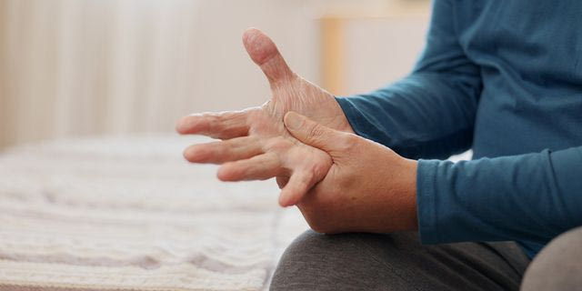 Ηλικιωμένος άνδρας με πόνο στις αρθρώσεις του χεριού