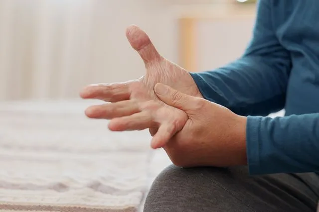 Ηλικιωμένος άνδρας με πόνο στις αρθρώσεις του χεριού