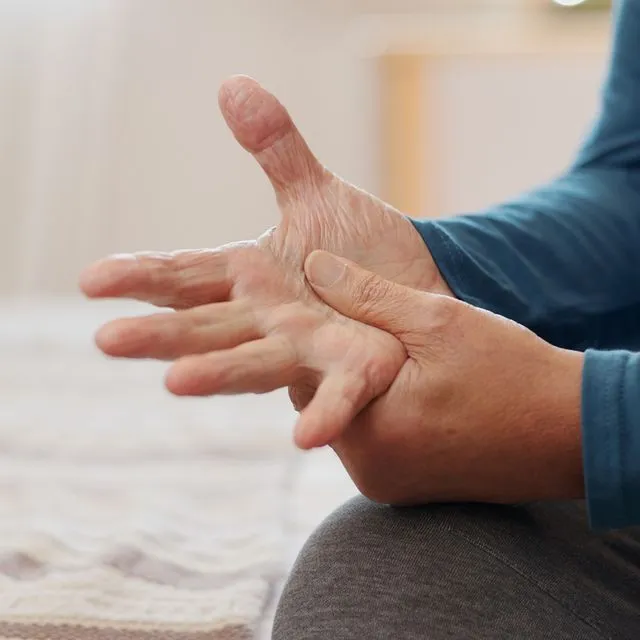 Ηλικιωμένος άνδρας με πόνο στις αρθρώσεις του χεριού