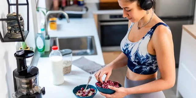 Γυναίκα κάνει διατροφή