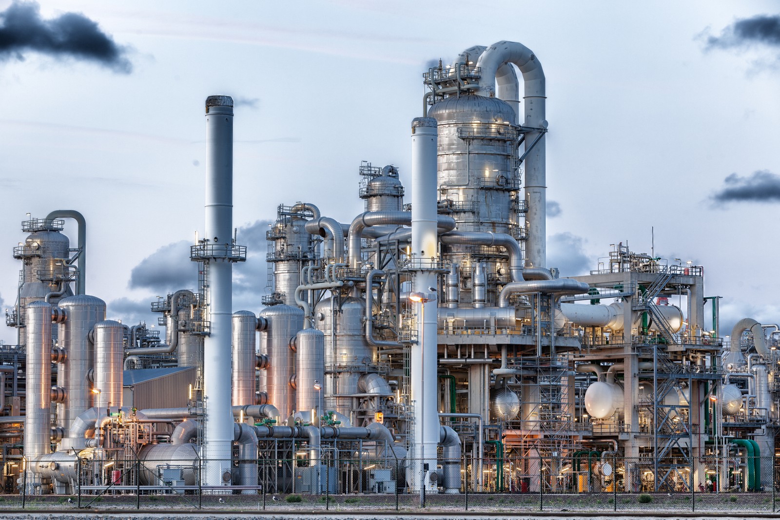HELLENiQ ENERGY: Επενδύσεις έως 5 δισ. ευρώ με το “βλέμμα” στις εξαγωγές