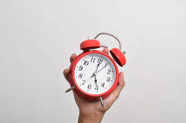 Αλλαγή ώρας 2026: Πότε γυρνάμε τα ρολόγια μια ώρα μπροστά