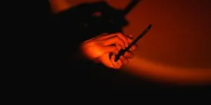 Πώς πέφτεις θύμα: Η παγκόσμια βιομηχανία των scammers