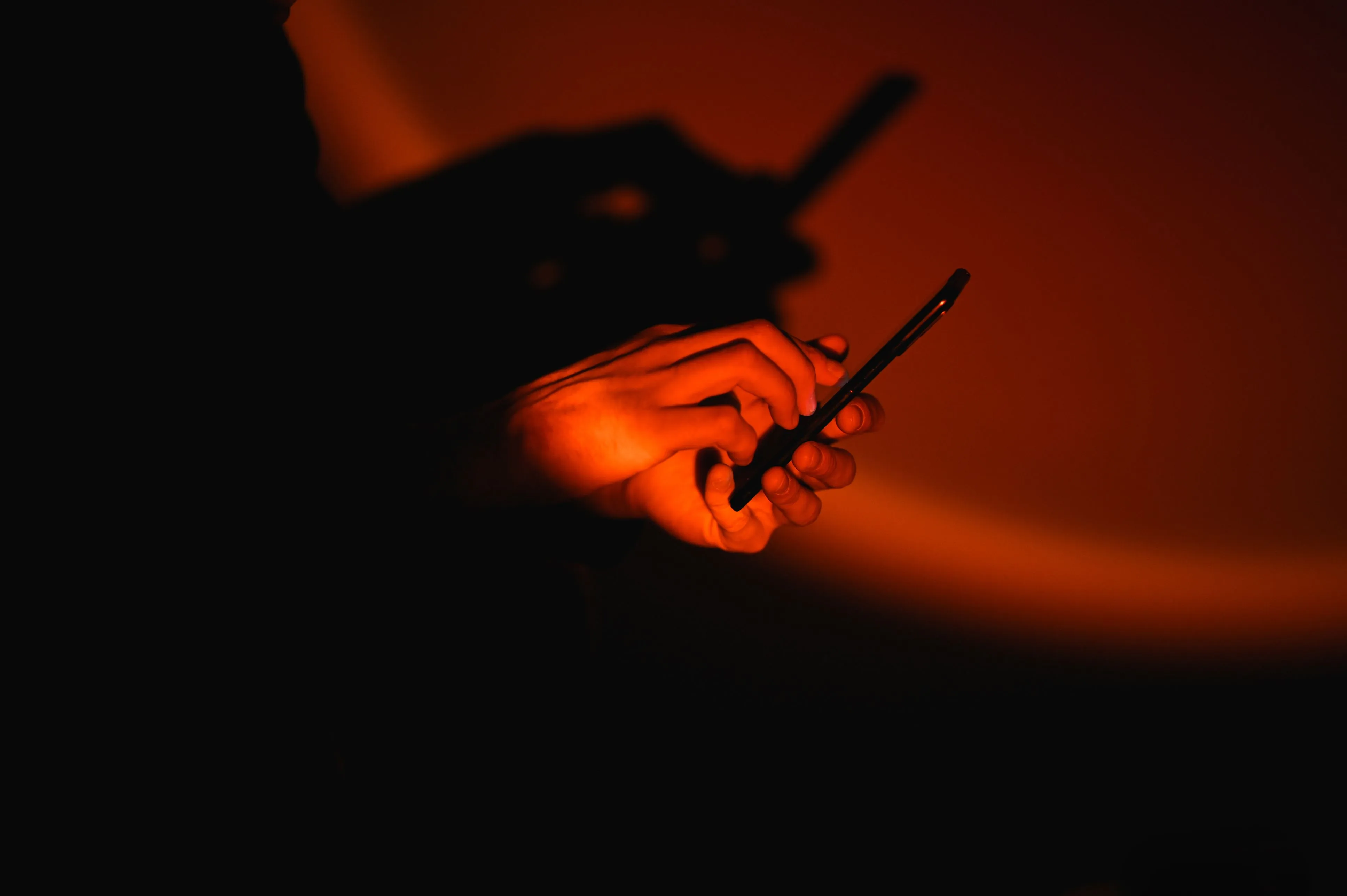 Πώς πέφτεις θύμα: Η παγκόσμια βιομηχανία των scammers