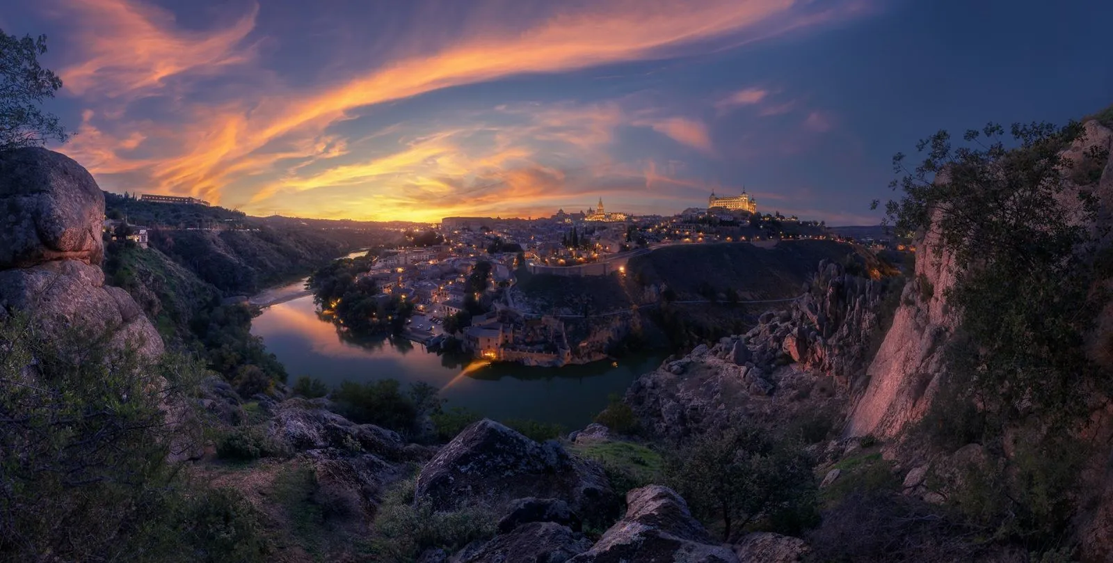 Το ηλιοβασίλεμα πάνω από την ιστορική πόλη του Τολέδο, όπως φαίνεται από το Mirador del Valle