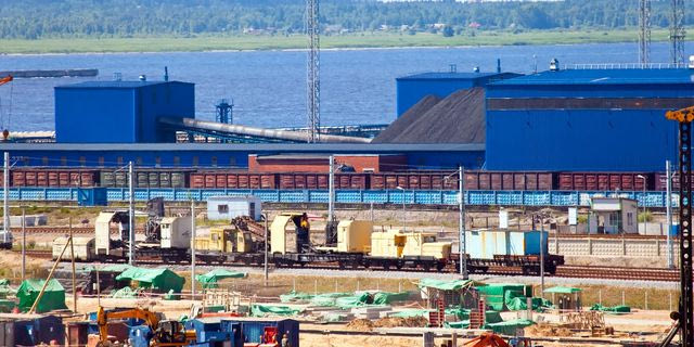 Ρωσία: Υπό έλεγχο τέθηκε πυρκαγιά στο λιμάνι Ουστ-Λούγκα